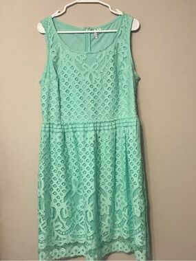 Elle Mint Lace Sleeveless Midi Dress